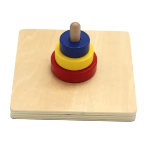 Giocattolo di impilamento in legno Montessori per educazione e coordinazione.