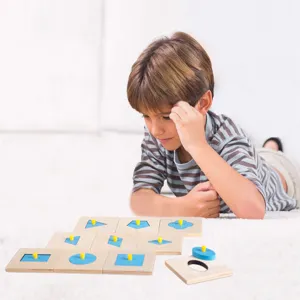 Detailansicht des hölzernen Montessori-Geometrie-Formen-Sortierpuzzles für die Früherziehung.