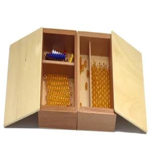 Dettaglio del giocattolo di matematica Montessori in legno con perline colorate per bambini.