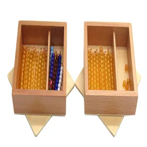 Materiale matematico Montessori scatole di legno con perline colorate vista dettagliata.