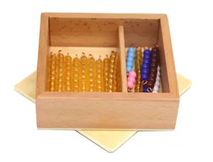 Vista dettagliata della scatola di perline matematiche in legno Montessori colorate.
