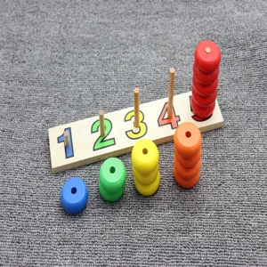 Giocattolo educativo Montessori in legno per contare con numeri e anelli colorati.