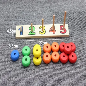 Giocattolo educativo Montessori in legno per contare con anelli colorati e base numerica.