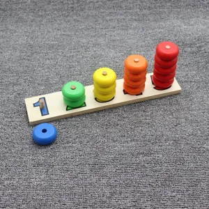 Giocattolo educativo di conteggio in legno Montessori, base con anelli colorati per bambini.