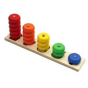Giocattolo educativo Montessori in legno con anelli impilabili colorati per imparare la matematica.