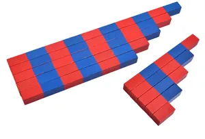 Détail des bâtons rouges et bleus Montessori, jouet éducatif en bois pour apprentissage des maths.