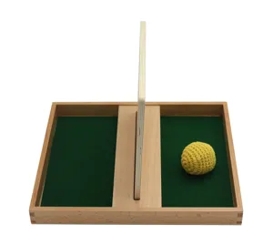 Détail de jouet éducatif en bois Montessori avec plateau de tri et une balle en tricot.