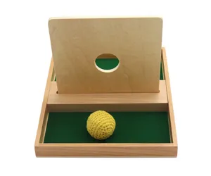 Jouet educatif en bois Montessori avec balle en fil et planche d'insertion pour enfants.