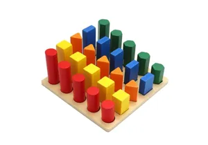 Détail de puzzle de tri de formes géométriques en bois avec colonnes multicolores.