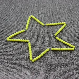 Jouet éducatif de perles en plastique jaune pour enfants, disposé en forme d'étoile.