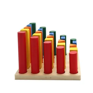 Détail jouet éducatif en bois géométrique Montessori, blocs de couleur pour enfants.
