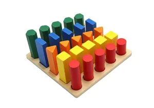 Détail jeu de tri de formes géométriques en bois, bloc d'association de couleurs Montessori.