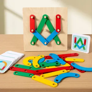 Giocattolo Montessori in legno per smistamento forme con blocchi colorati e carte di apprendimento.