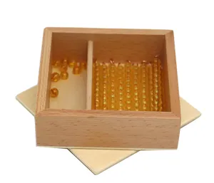 Giocattolo matematico Montessori perle dore in scatola di legno, dettaglio materiale educativo.