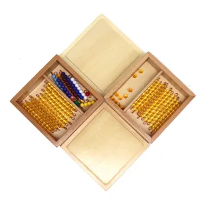 Set di giocattoli educativi di matematica Montessori con scatole di legno e perline.