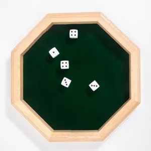Vassoio per dadi ottagonale in legno con feltro verde e dadi bianchi per giochi.