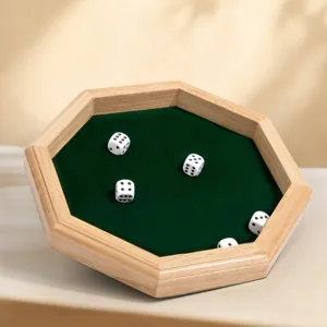 Vassoio in legno per dadi con fodera in feltro verde e dadi per giochi da tavolo