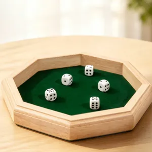 Vassoio per dadi in legno con fodera in feltro verde e cinque dadi per giochi da tavolo.