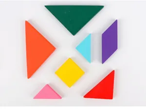 Vista dettagliata del puzzle tangram in legno, forme geometriche colorate giocattoli.