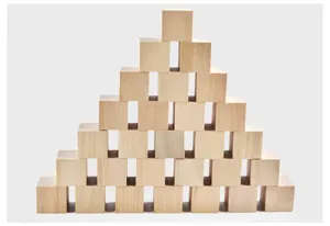 Blocchi di costruzione quadrati in legno piramide cubi impilabili per educazione e modelli.
