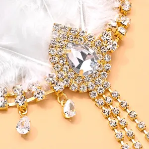 Gros plan détail de coiffe plume strass vintage accessoire de fête gland en cristal.