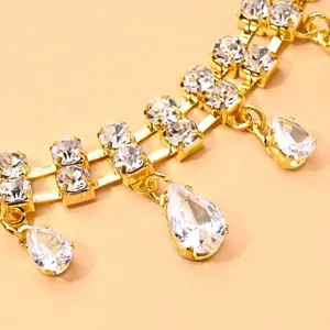 Gros plan détaillé du luxueux bandeau à pampilles en strass dorés style vintage.