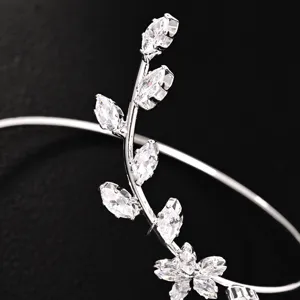 Exquise strass blad tak armmanchet detail, elegante zilverkleurige open armband voor avondkleding.