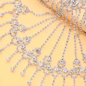 Vue détaillée de chaîne de cheveux à franges en strass de luxe accessoire de mariée en cristal.