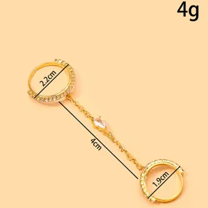 Modischer Strass Doppel Ring mit Kette, schicker goldener Fingerschmuck Detailansicht.
