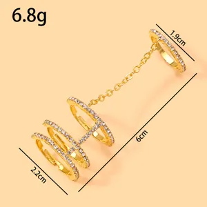 Detailansicht des funkelnden Strass-Mehrfingerrings mit eleganter Kettengestaltung.