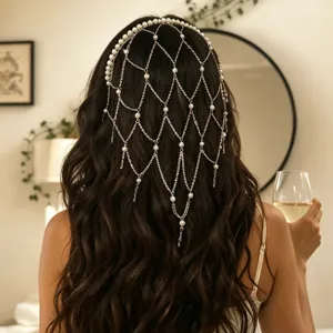 Vue détaillée d'un superbe serre-tête en résille de perles avec glands, accessoire élégant.