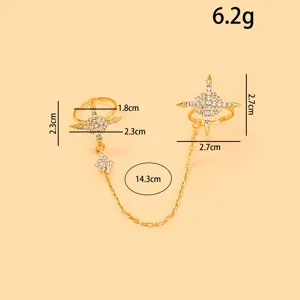 Detailansicht des modischen Doppel-Finger-Strassrings, Ketten-Design fuer Damen Schmuck.