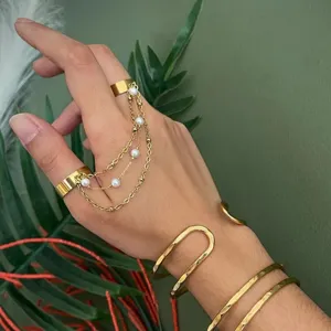 Goldener Doppelfingerring mit Perlenkette und Armband Set fur elegante Damen Schmuck.