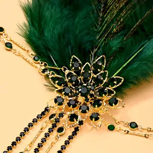 Primer plano de tocado de plumas vintage estilo Gatsby de los años 20 con pedrería verde.