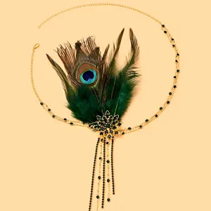 Detalle de cerca de la cadena para el cabello con plumas vintage y cristales negros.