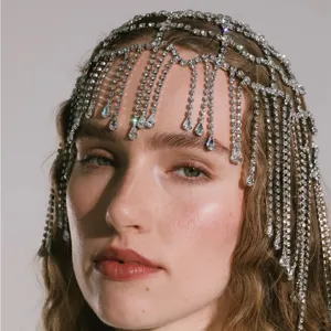 Vue détaillée d'une chaîne de cheveux multicouche en strass, coiffe en cristal luxueuse.