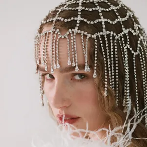 Élégante coiffe de luxe en strass étincelants avec franges pour soirées et spectacles.