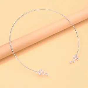 Collana girocollo in metallo argentato con accenti di foglie di strass scintillanti.