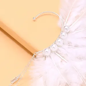 Elegante silberne Perlen Ohrklemme mit weissen Federn und Quasten, ideal fur Abendkleider.
