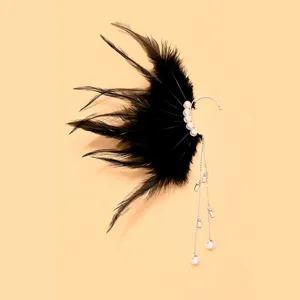 Elegante schwarze Feder Ohrmanschette mit Perlen Quasten Ketten fur Damen Party.