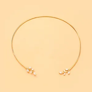 Elegante collana girocollo con strass foglie color oro dettaglio, catenina minimalista.