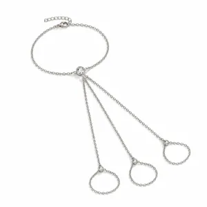 Primer plano detallado de una pulsera de cadena de mano multidedo plateada con cristales.