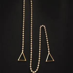 Nahaufnahme Detail von trendy goldenen Strass Ohr-Hänge Gesicht Kette Schmuckstück.