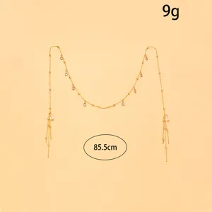 Squisita catena da viso dorata con pendenti a goccia scintillanti, elegante accessorio per feste.