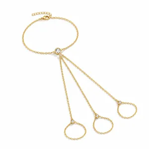 Pulsera de dedo dorada cadena de mano cristal detalles múltiples en primer plano