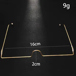 Dettaglio montatura occhiali metallo senza lenti, larghezza 16cm e design leggero da 9 grammi.
