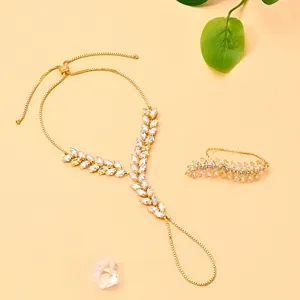Exquisito conjunto de pulsera de mano y anillo de hoja con cristales blancos brillantes, ajustable.