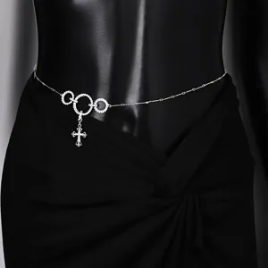 Catena da vita color argento con tre anelli e croce, dettaglio sexy di gioiello da corpo.