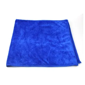 Detailaufnahme des blauen Mikrofasertuchs zur Veranschaulichung der weichen Plueschtextur.