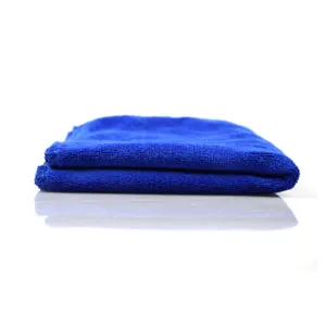 Blaues Mikrofasertuch Detailaufnahme, weiche Textur und saubere Kantenbindung für Autos.